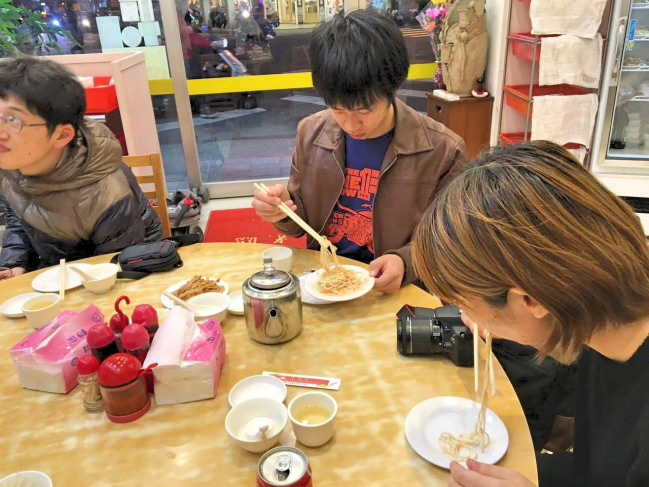 台湾料理を満喫するボランティア参加者