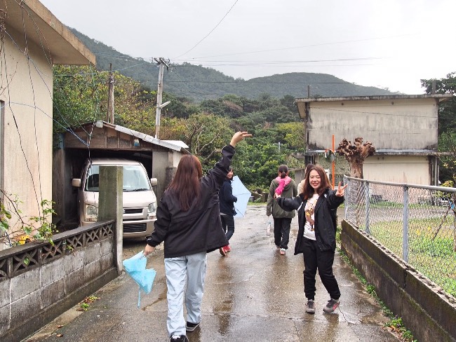 雨が降ったり止んだりする不安定な空模様の中、宝島の集落を少しだけ散策しました。