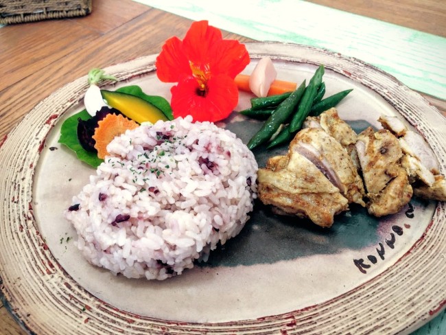 沖縄の食材をふんだんに使った、見た目も味もばっちりなお料理