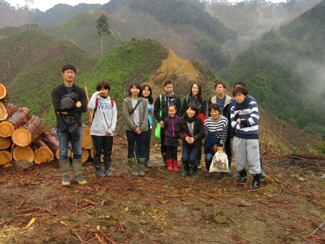 午前中は県と、森林組合が管理している山へそれぞれ視察に行きました。