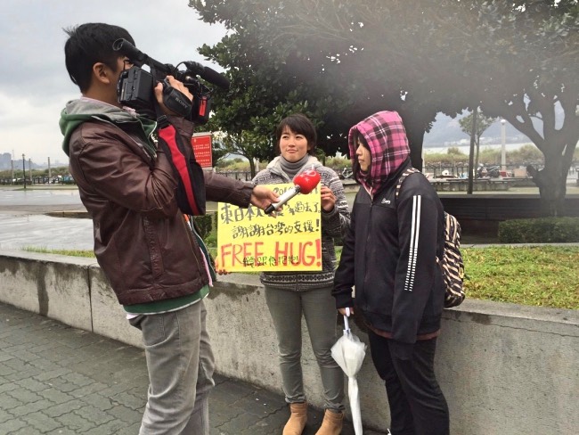 台湾のテレビ局からの取材を受ける学生ボランティア