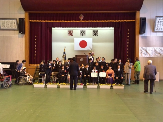 宝島に一つしかない小中学校の卒業式に参加させていただきました。