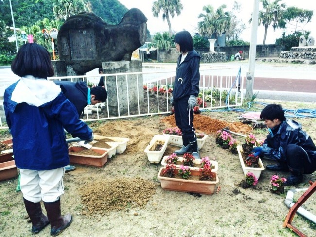 聖火の記念碑の花壇の整備