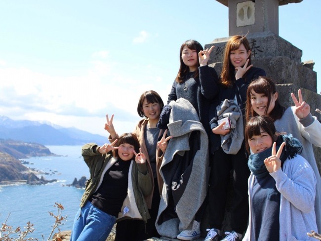 佐渡島観光を楽しむ学生ボランティア