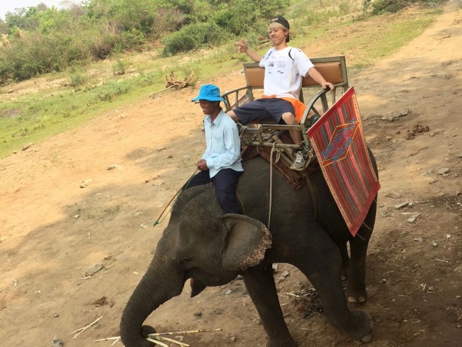 象に乗る村おこしボランティア【ベトナム コース】の学生ボランティア