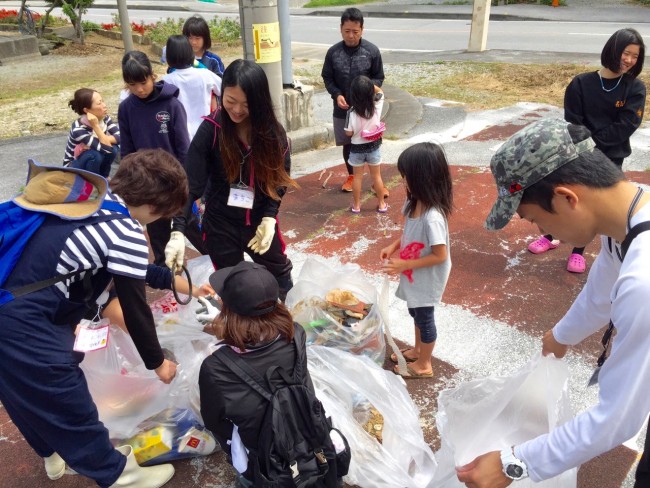 沖縄やんばるコースでのボランティア活動の様子