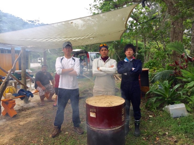 ドラム缶でピザ釜を作る沖縄やんばるコースの学生ボランティア