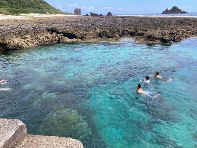 宝島の海で泳ぐ