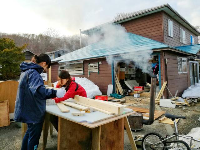 北海道焼尻島にあるゲストハウスのお手伝いをしている学生たち