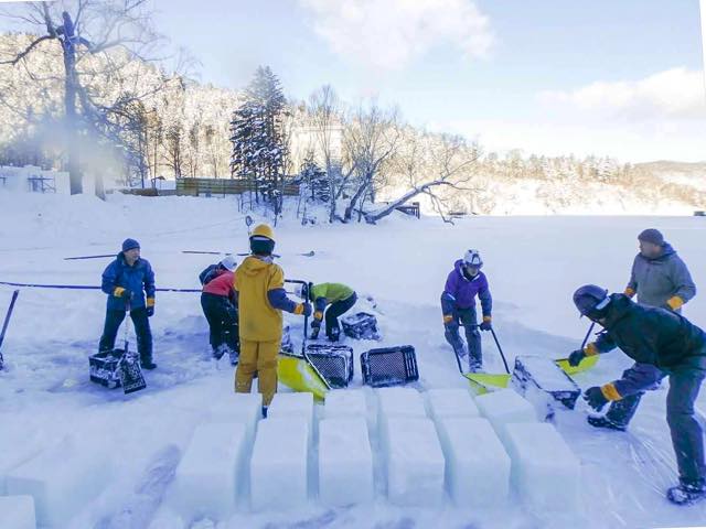 村おこしボランティア【然別湖コタンコース】での雪のブロック作り