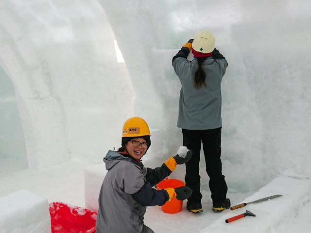村おこしボランティア【然別湖コタンコース】での雪の壁作り作業の様子