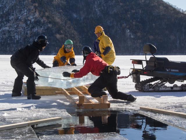 村おこしボランティア【然別湖コタンコース】での装飾に使う氷の切り出し作業の様子