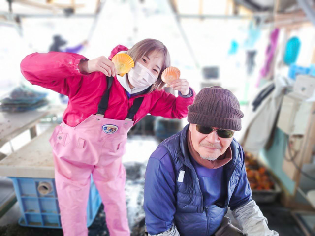 漁師とヒオウギ貝の養殖のお手伝いをしているボランティアの写真
