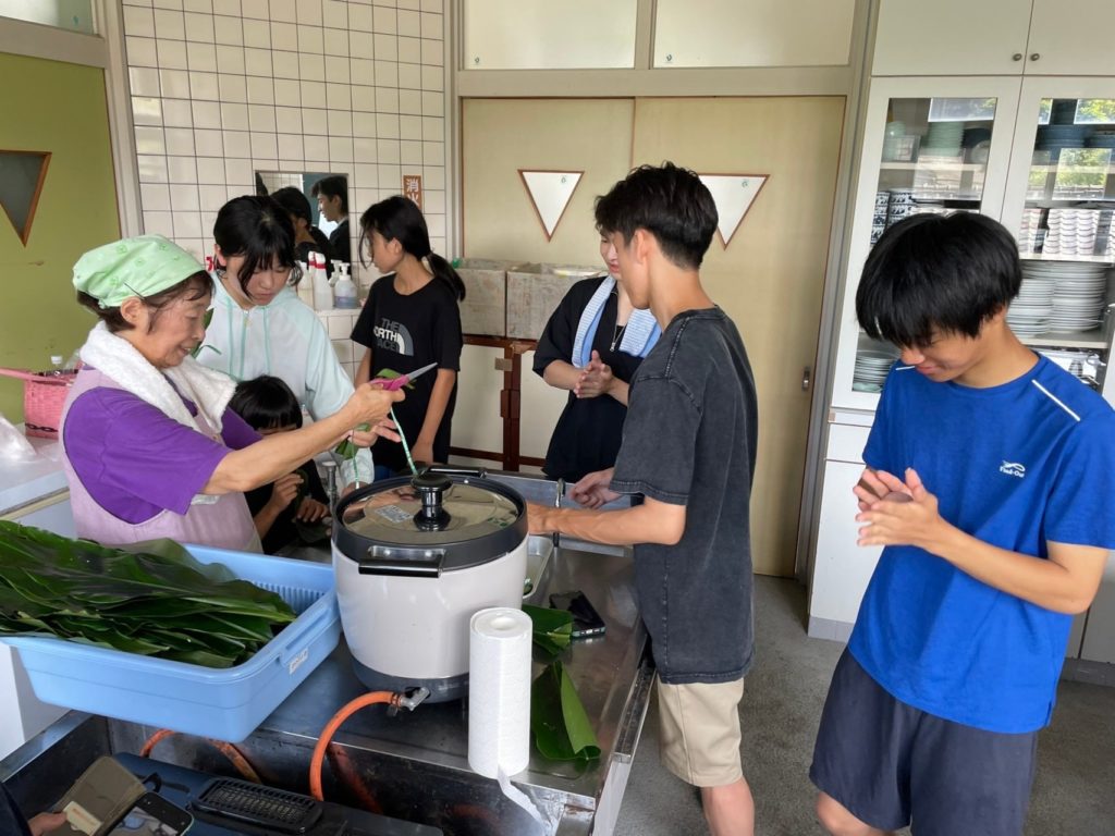 村おこしボランティア【さつま竹島コース】での活動の様子