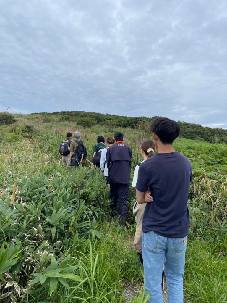 村おこしボランティア【焼尻島コース】での活動の様子
