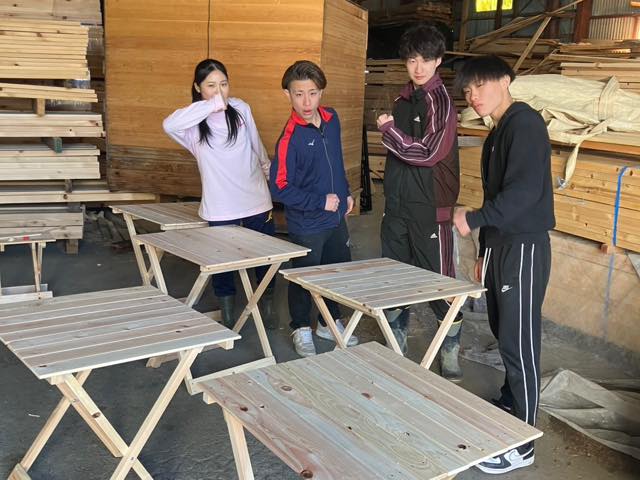 村おこしボランティア【四万十川・林業コース】での-木工体験、テーブル作り体験の様子
