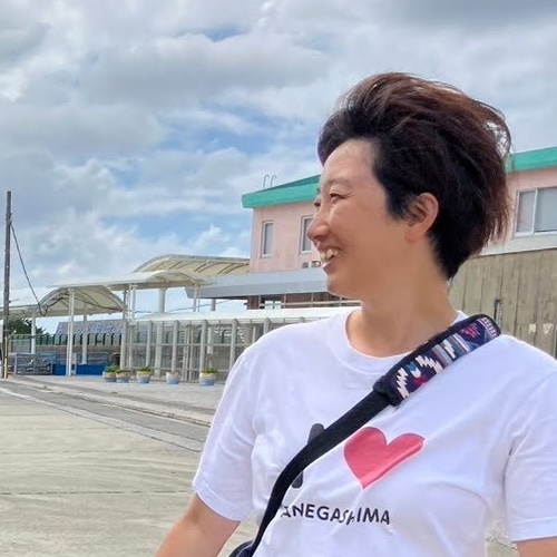 種子島の港で参加者を見送る山田文香の写真