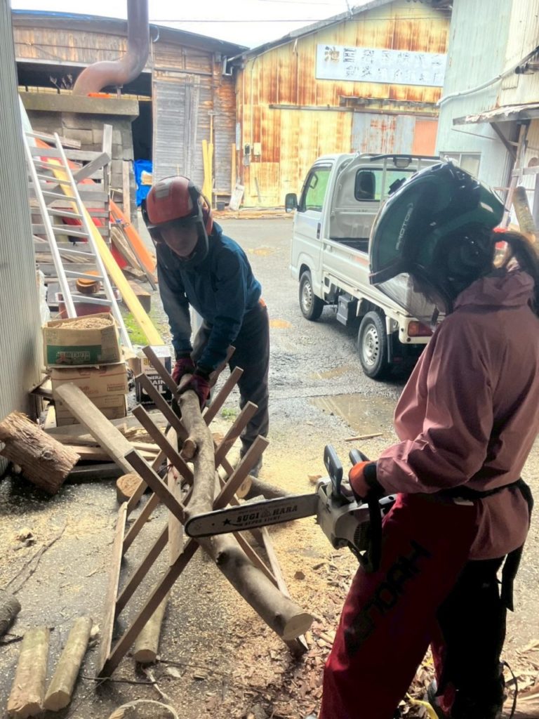 村おこしボランティア【四万十川・林業コース】での活動の様子