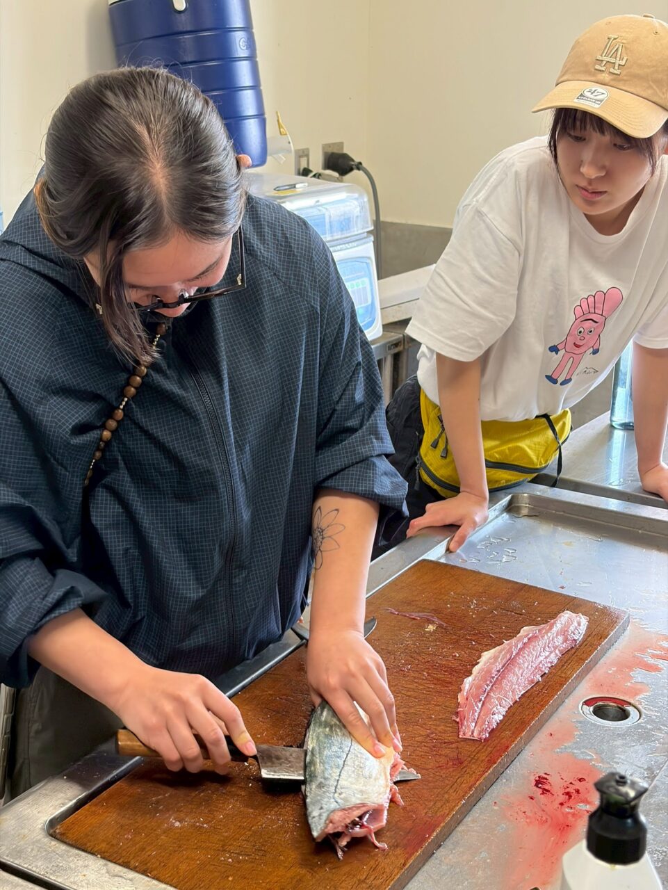 竹島で魚を捌く体験